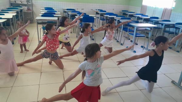 Vereadora indica melhorias na sala de bal&eacute; do Distrito de &Aacute;gua Limpa